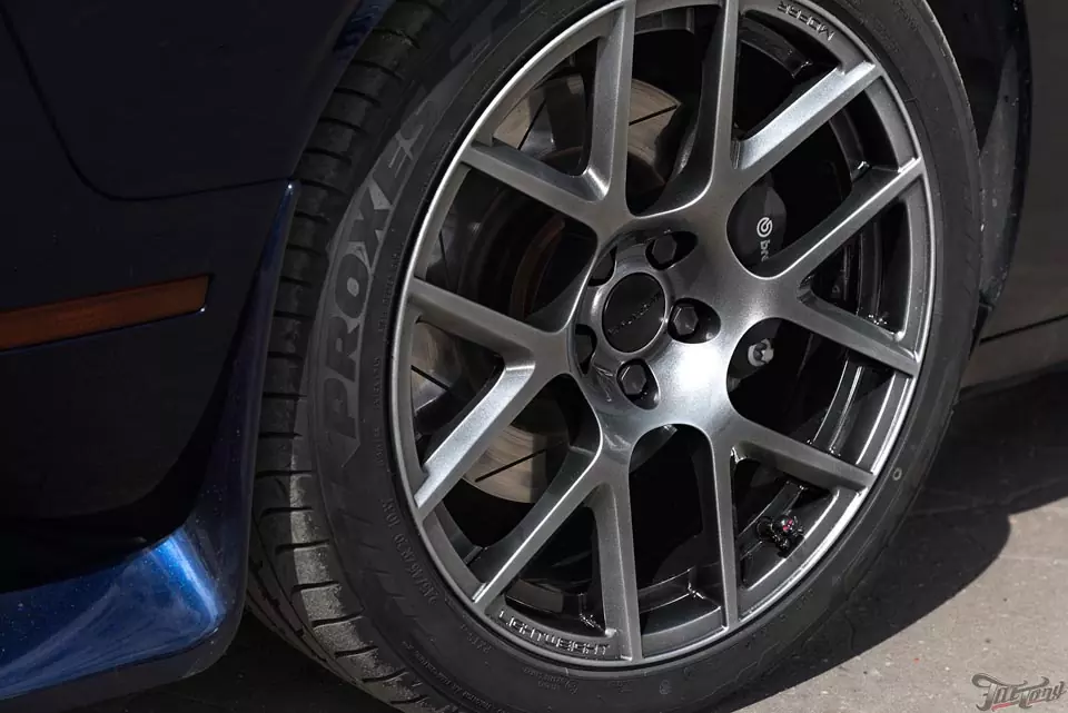 Dodge Challenger R/T. Перетяжка потолока, руля в алькантару, синие ремни безопасности, порошковый окрас дисков!